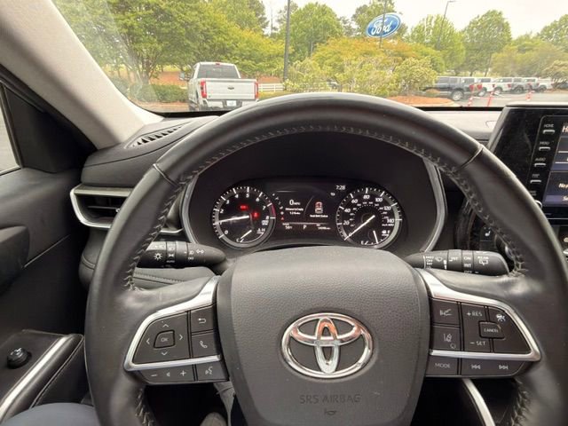 Used 2020 Toyota Highlander XLE FWD image 3
