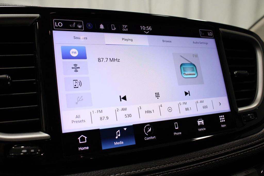 Used 2023 Chrysler Pacifica Touring-L FWD image 2