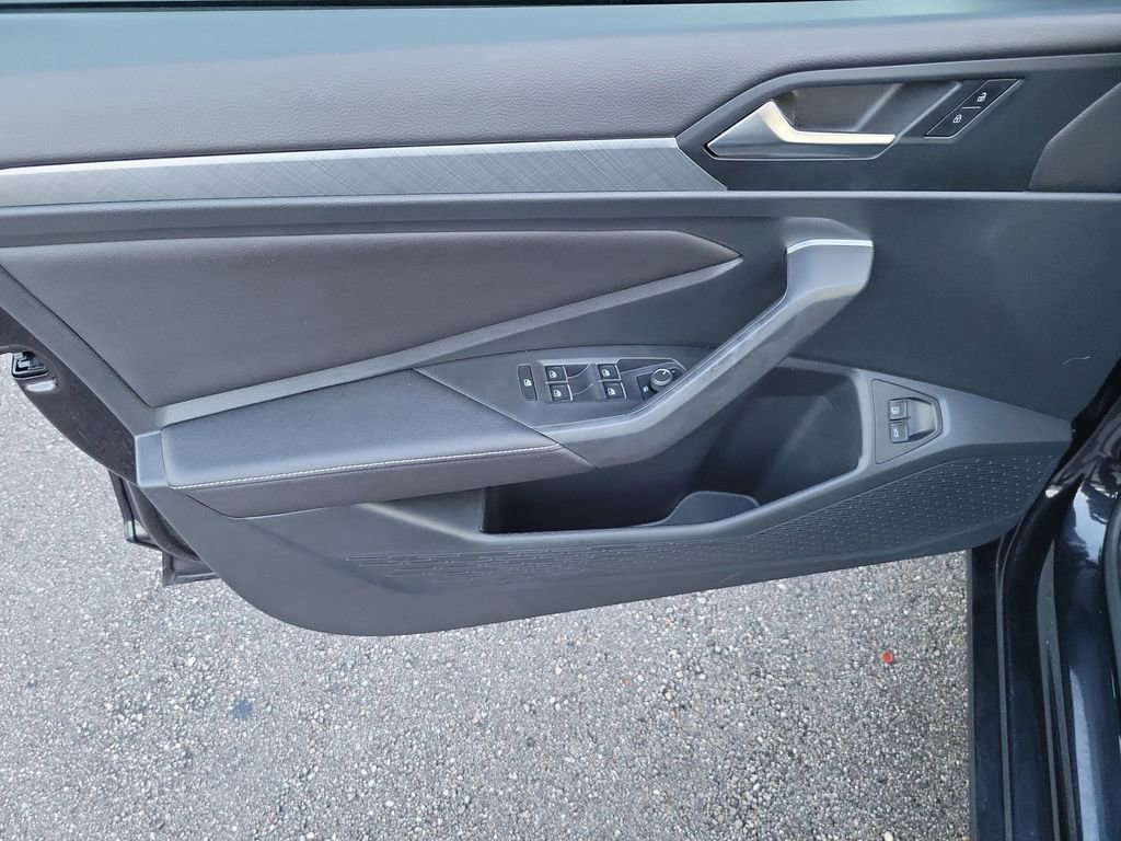 Used 2022 Volkswagen Jetta SE w/ Panoramic Sunroof Package image 16