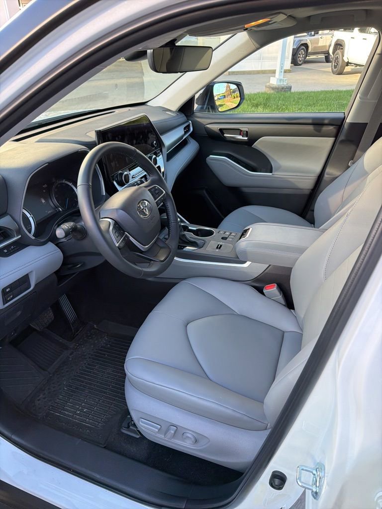 Used 2026 Toyota Highlander XLE image 22