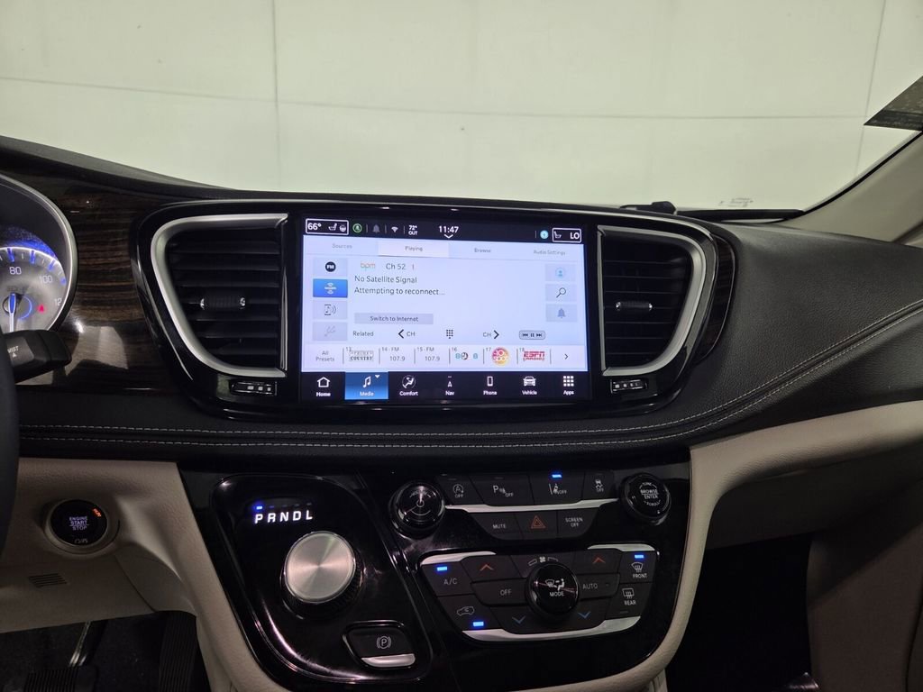 Certified 2024 Chrysler Pacifica Limited image 16