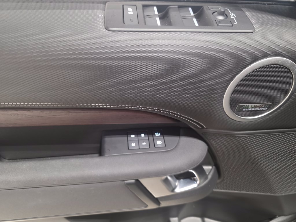 Certified 2025 Land Rover Discovery Dynamic SE AWD/4WD image 19