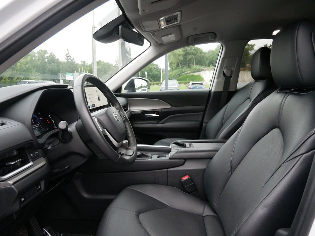 Used 2024 Toyota Grand Highlander AWD image 9