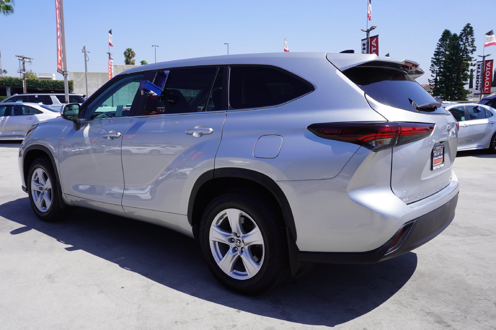 Used 2024 Toyota Highlander LE AWD/4WD image 5