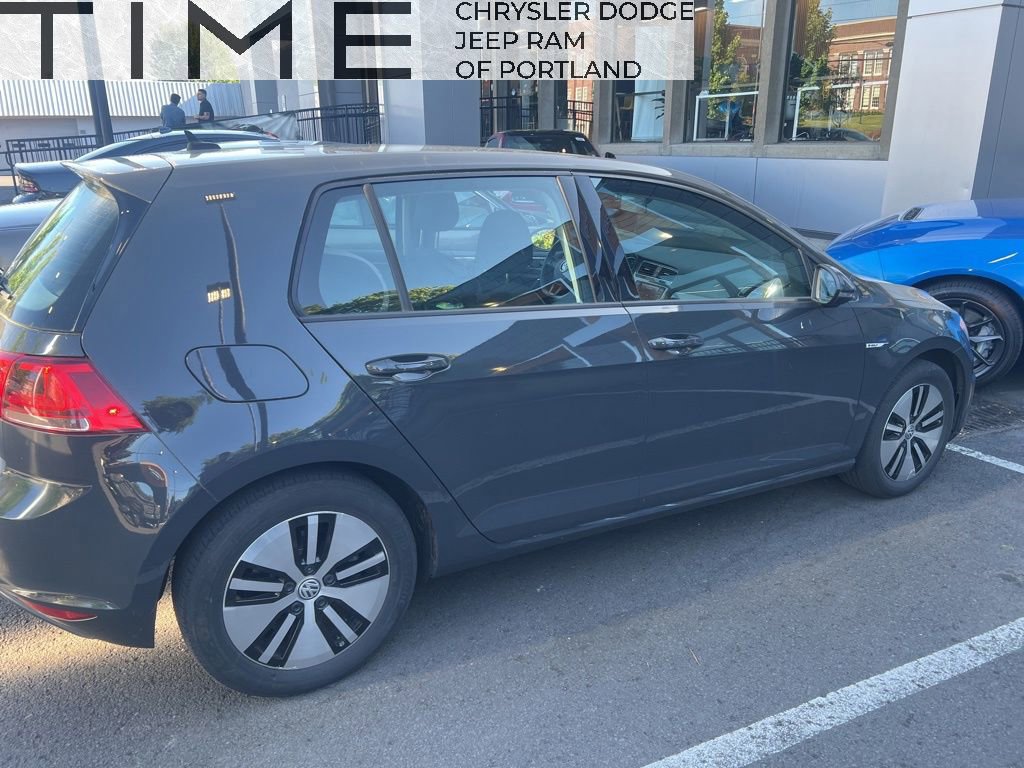 Used 2016 Volkswagen e-Golf SE FWD image 1