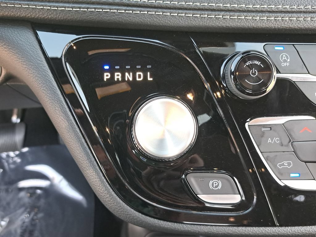 Used 2023 Chrysler Pacifica Touring FWD image 28