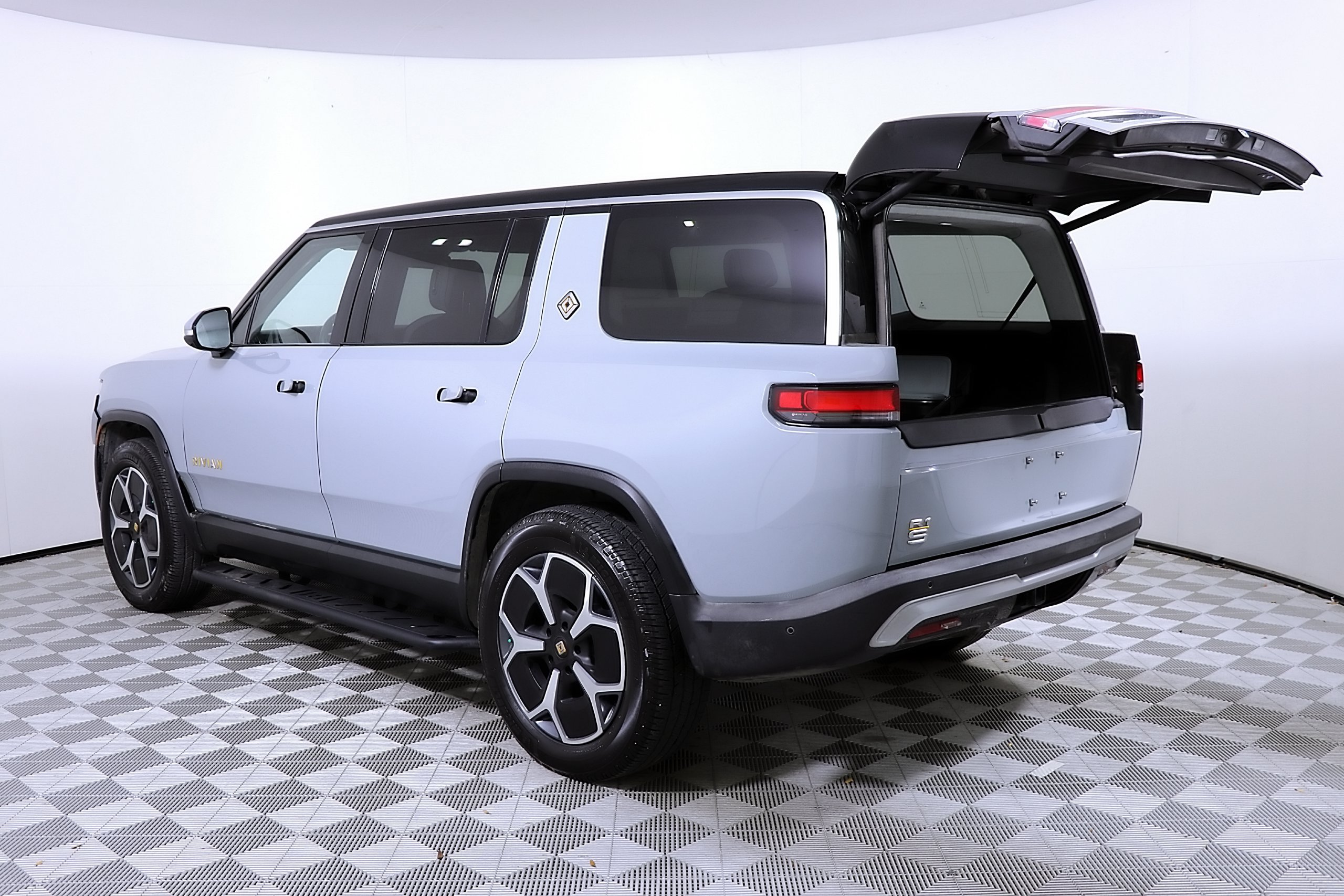 Used 2023 Rivian R1S Adventure Quad AWD/4WD image 10