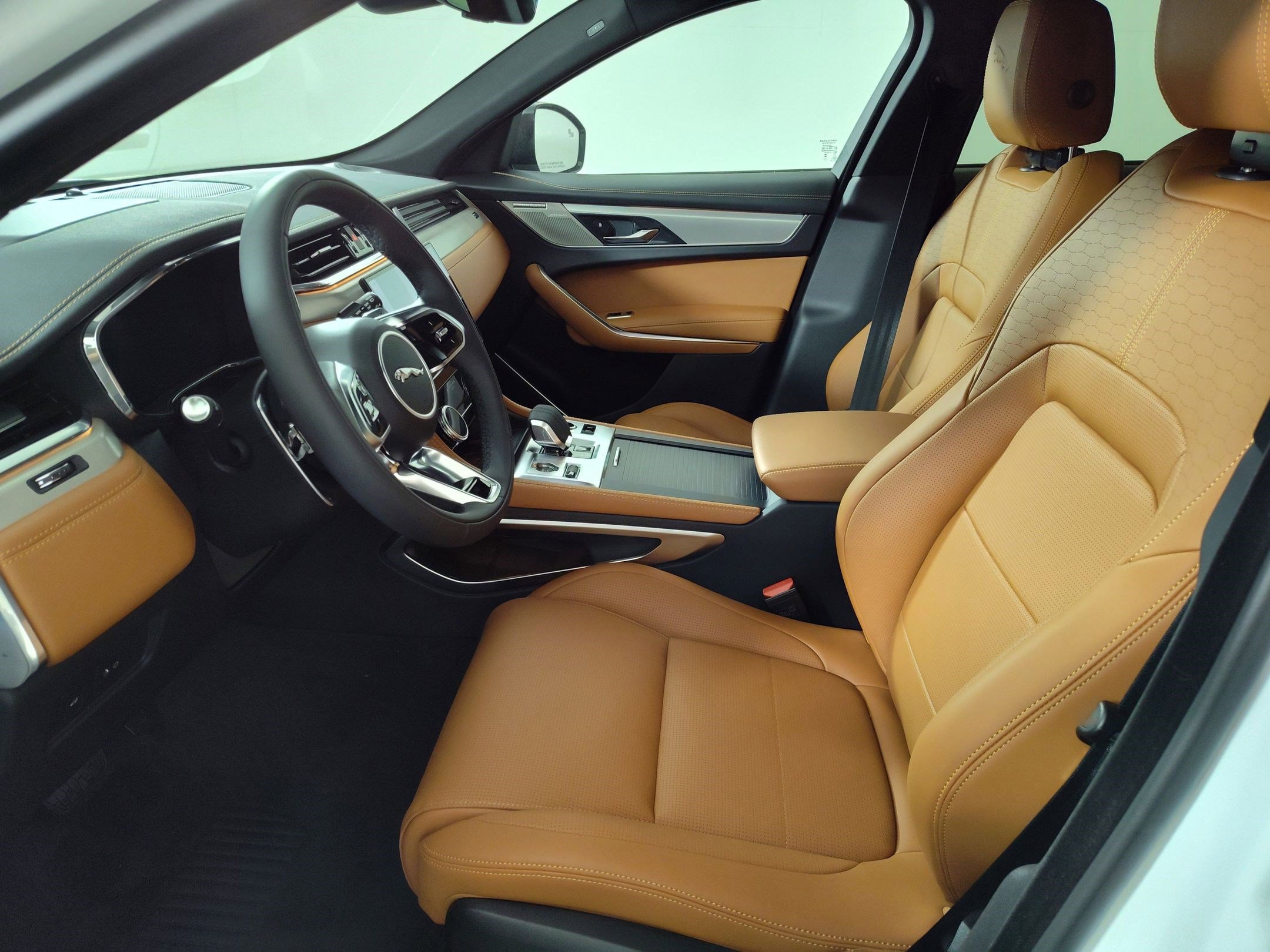 Used 2026 Jaguar F-PACE R-Dynamic S image 4