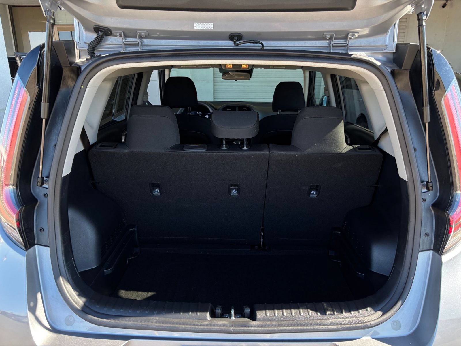 Used 2025 Kia Soul LX w/ LX Technology Package FWD image 29