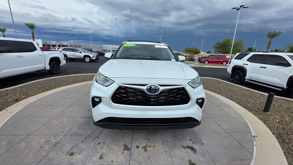 Certified 2024 Toyota Highlander XLE image 2