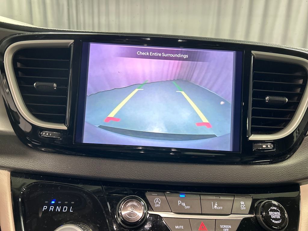 Used 2024 Chrysler Pacifica Touring-L FWD image 18
