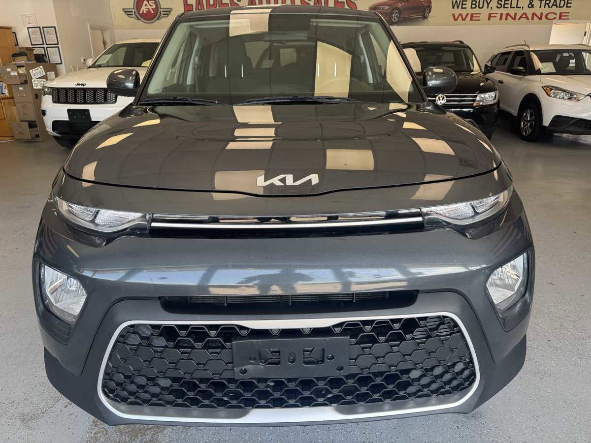 Used 2022 Kia Soul LX FWD image 2