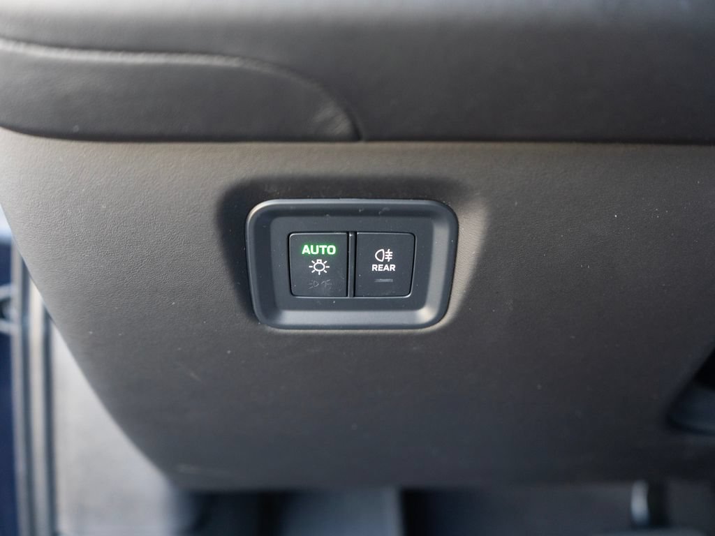 Used 2025 Porsche Cayenne GTS AWD/4WD image 19