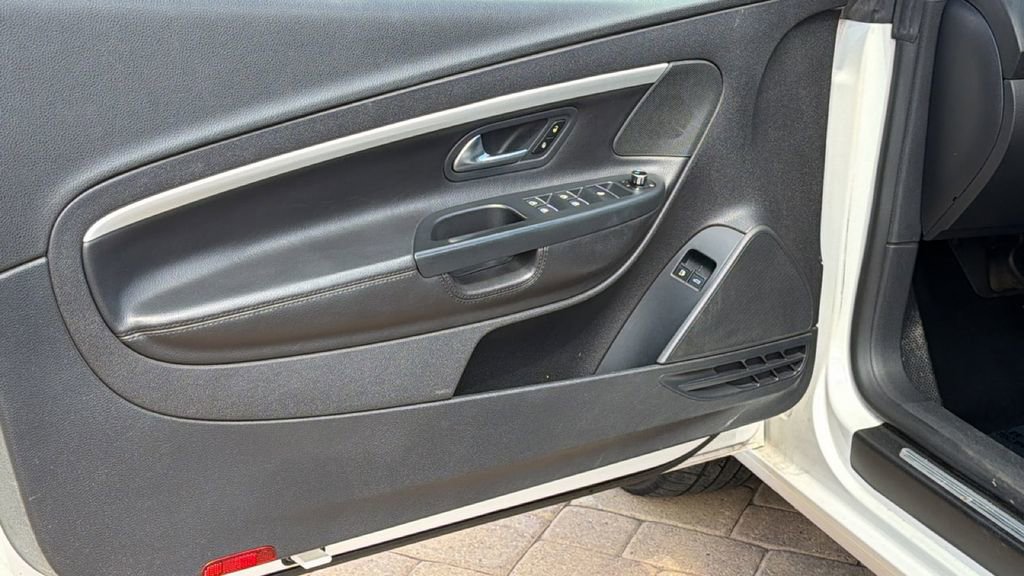 Used 2012 Volkswagen Eos Komfort FWD image 22