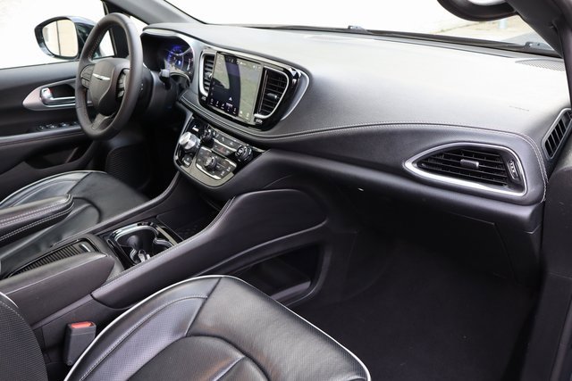Used 2025 Chrysler Pacifica Limited image 30