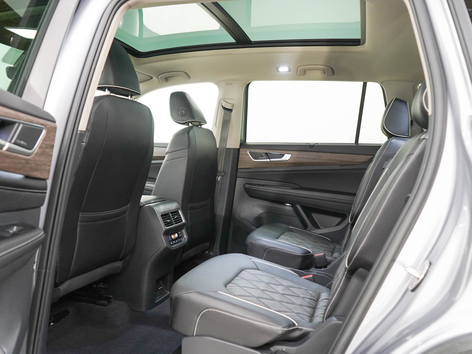 Used 2024 Volkswagen Atlas SEL Premium R-Line AWD/4WD image 18