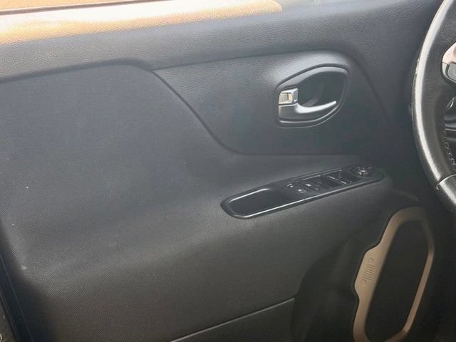 Used 2017 Jeep Renegade Latitude w/ Popular Equipment Group FWD image 21