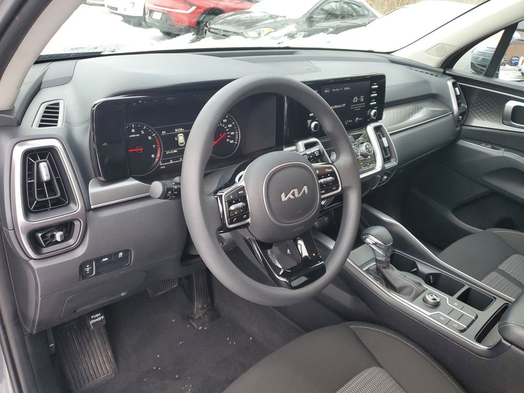 Used 2023 Kia Sorento LX image 11