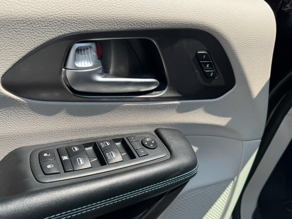 Used 2021 Chrysler Pacifica Touring-L FWD image 16