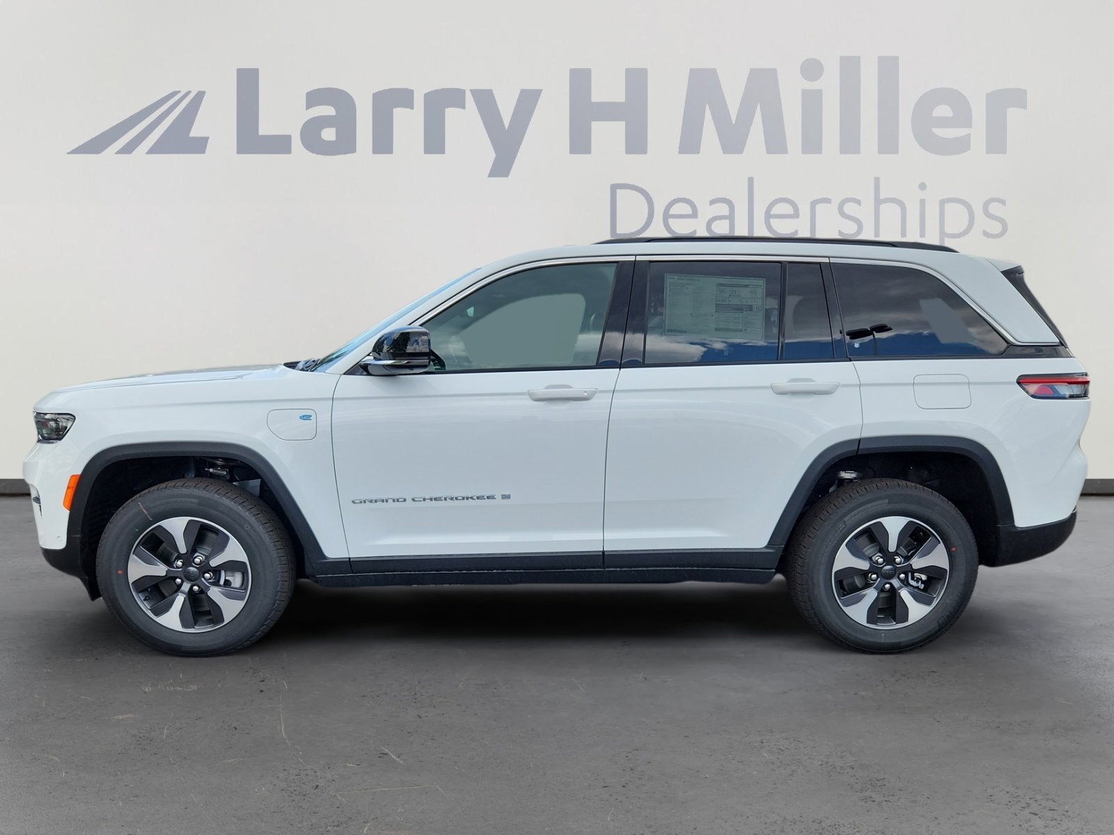 New 2025 Jeep Grand Cherokee Limited 4xe w/ Luxury Tech Group II image 2