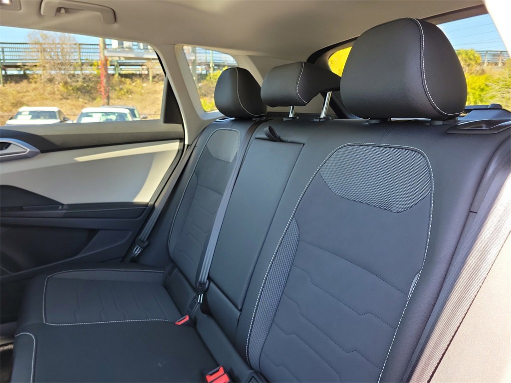 Certified 2025 Volkswagen Taos SE image 9