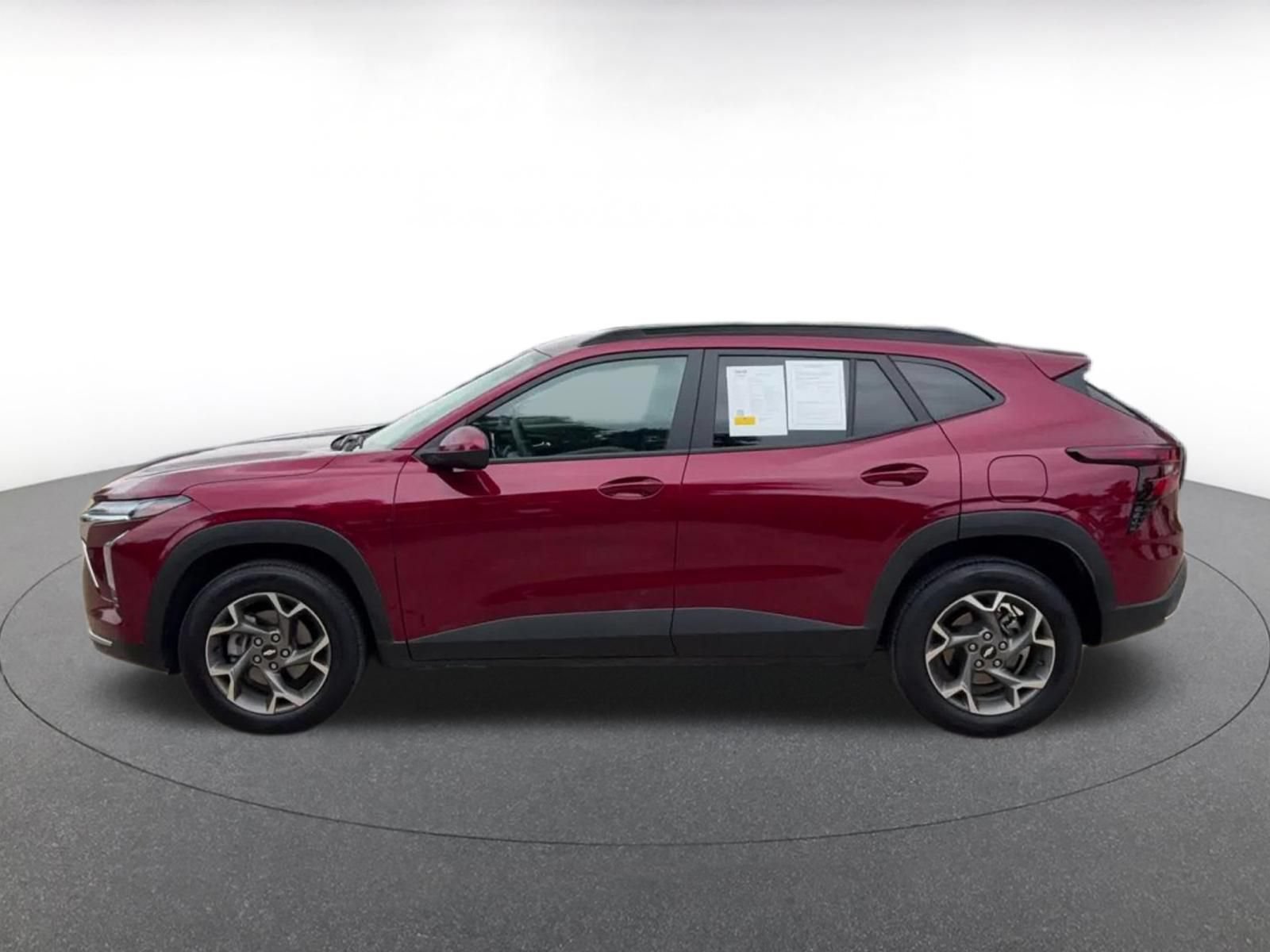 Used 2025 Chevrolet Trax LT FWD image 9