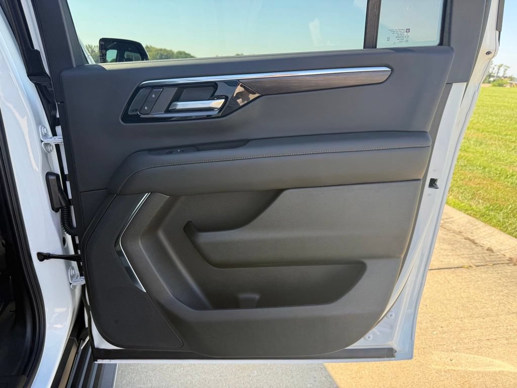 Used 2026 Chevrolet Suburban LS AWD/4WD image 16