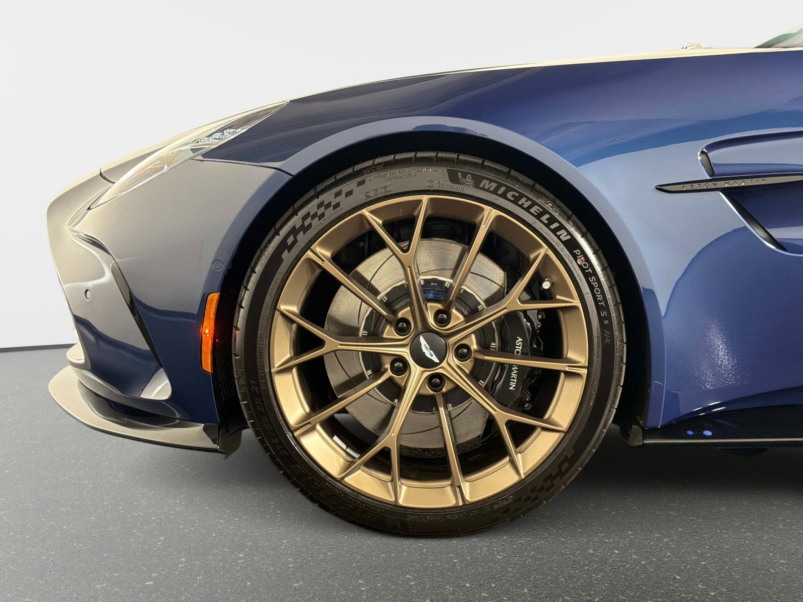 Used 2025 Aston Martin V8 Vantage Coupe RWD image 13