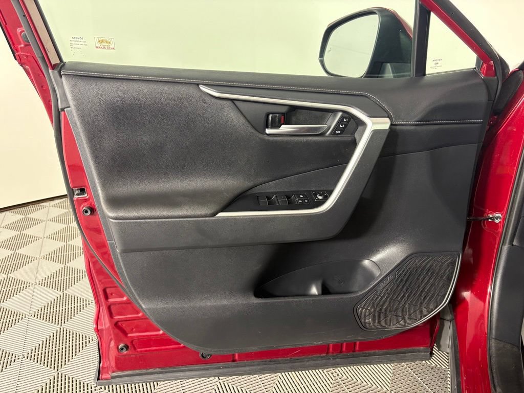 Used 2019 Toyota RAV4 Limited FWD image 12