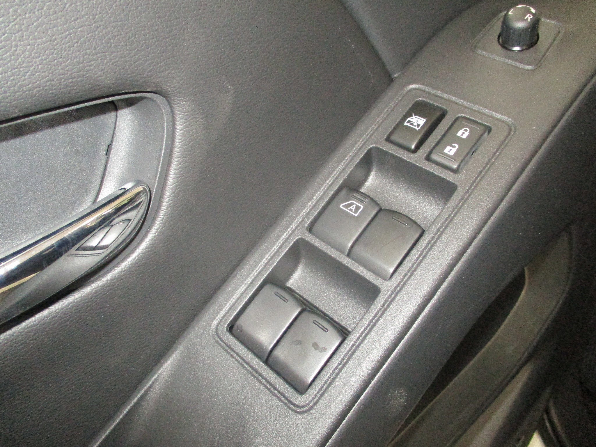 New 2025 Nissan Frontier SL image 13