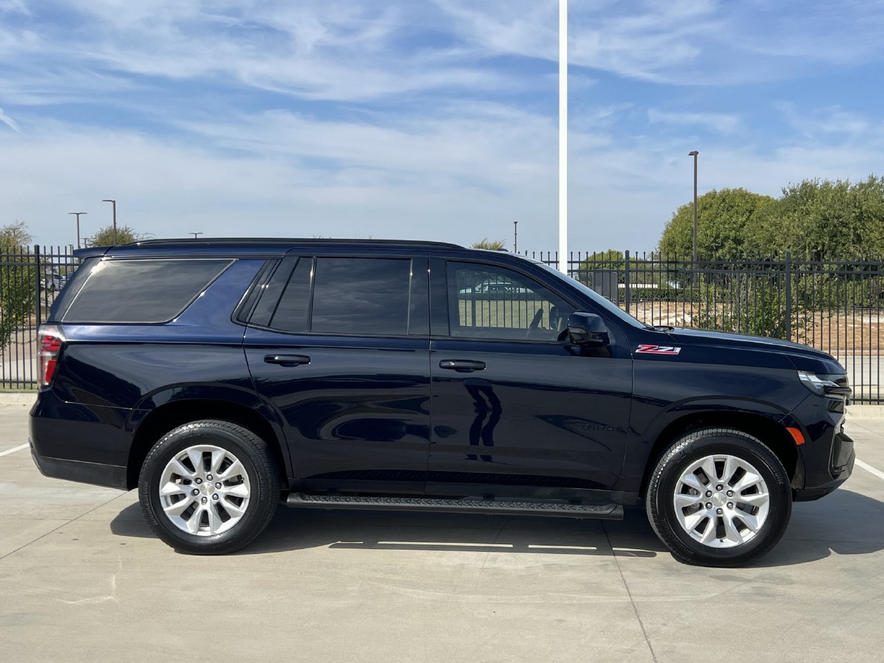 Used 2023 Chevrolet Tahoe Z71 w/ Luxury Package AWD/4WD image 3