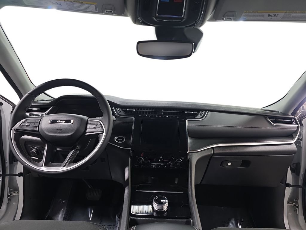 Used 2023 Jeep Grand Cherokee Laredo image 9