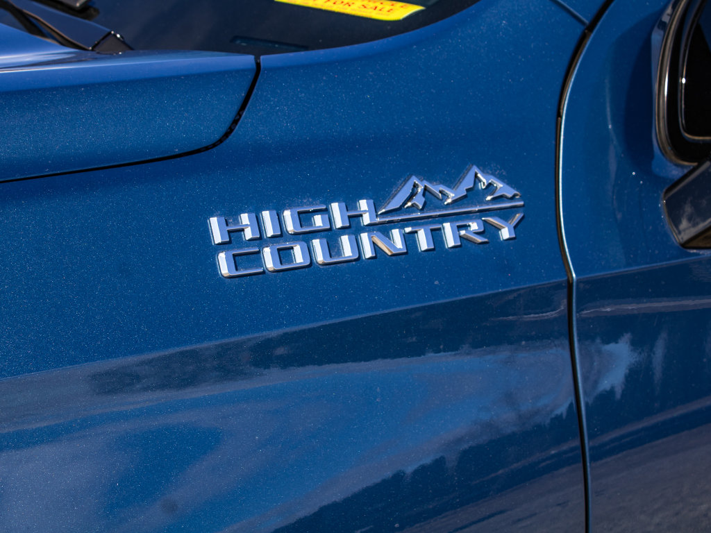 Used 2025 Chevrolet Suburban High Country image 8