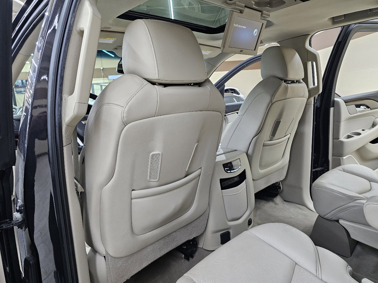 Used 2019 Cadillac Escalade ESV Premium Luxury w/ LPO, Radiant Package image 26