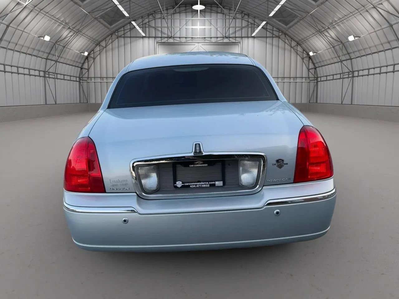 Used 2005 Lincoln Town Car Signature Limited RWD image 5