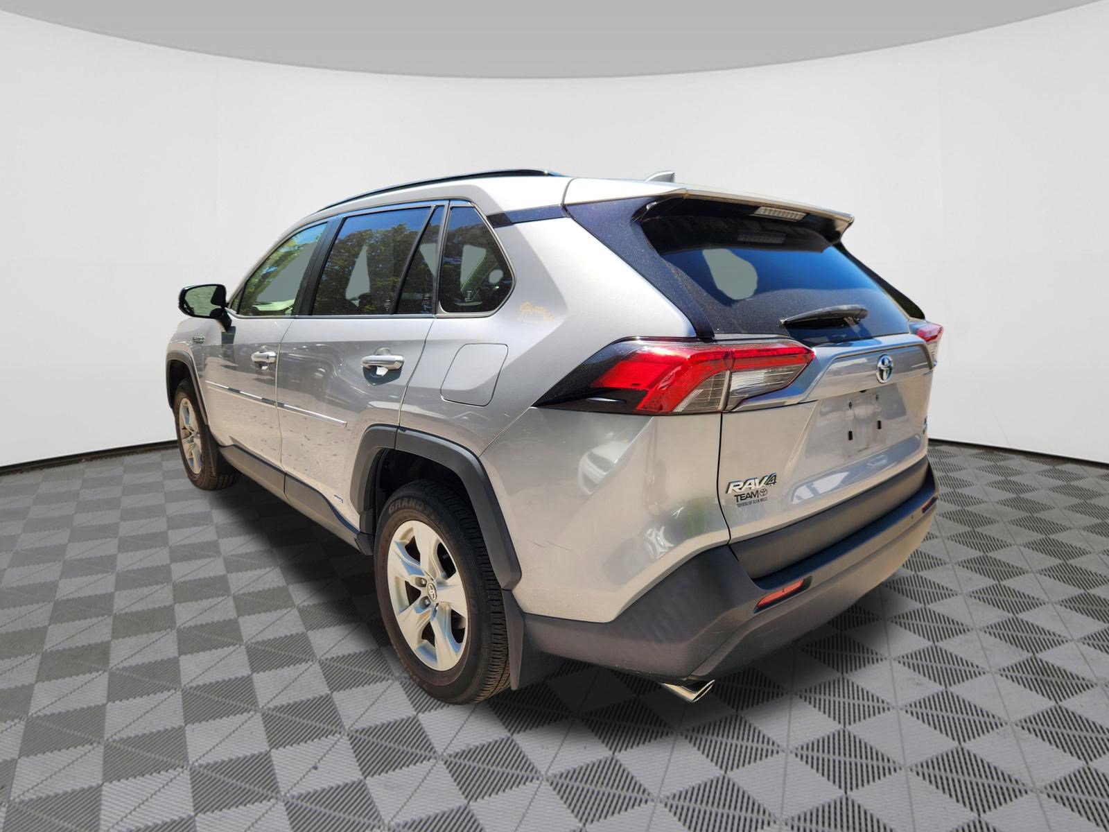 Used 2020 Toyota RAV4 XLE w/ Convenience Package AWD/4WD image 3
