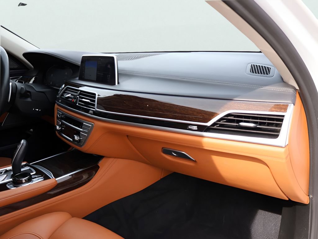 Used 2021 BMW 740i xDrive w/ Premium Package image 11