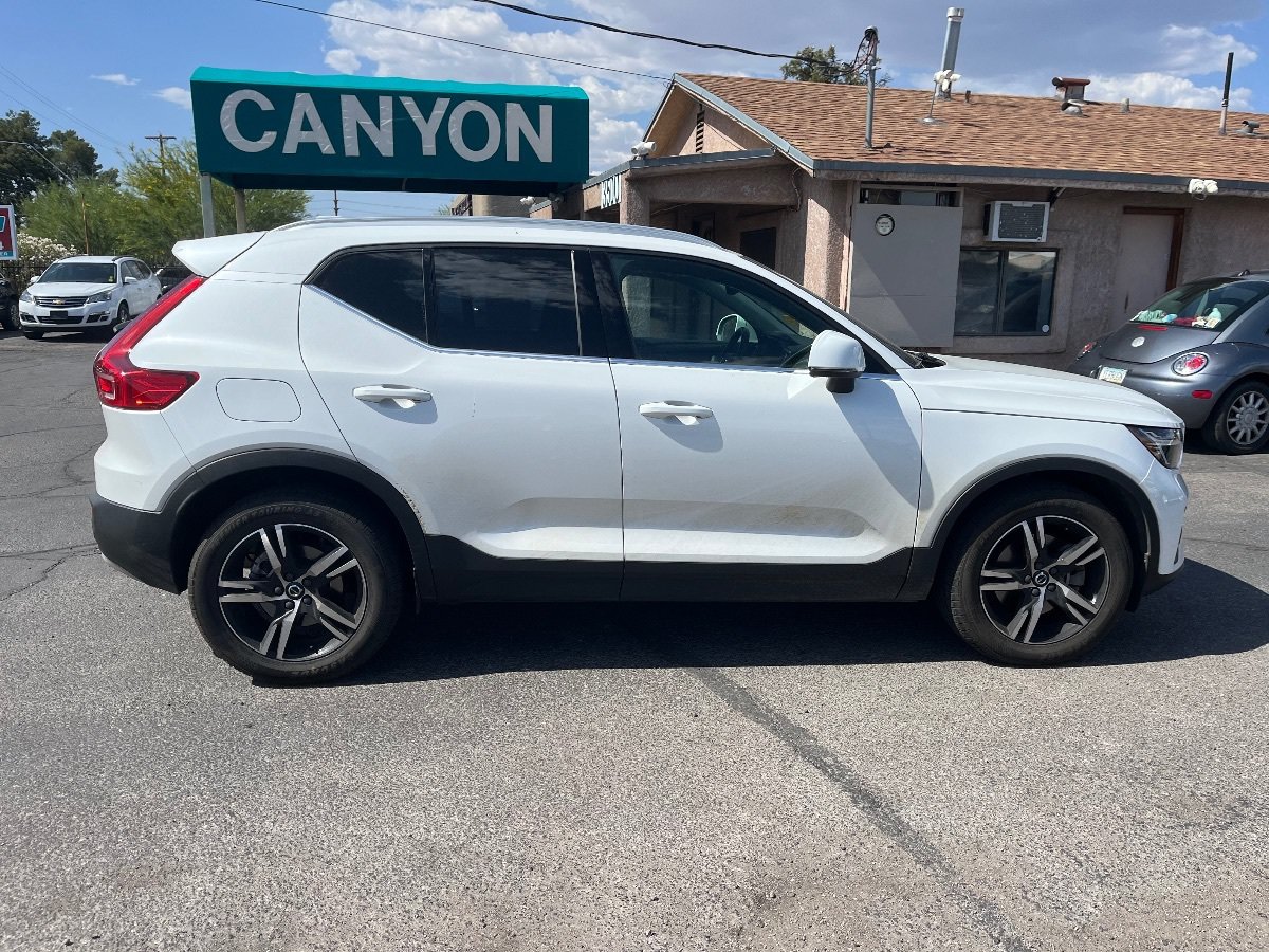 Used 2023 Volvo XC40 B5 Plus AWD/4WD image 2