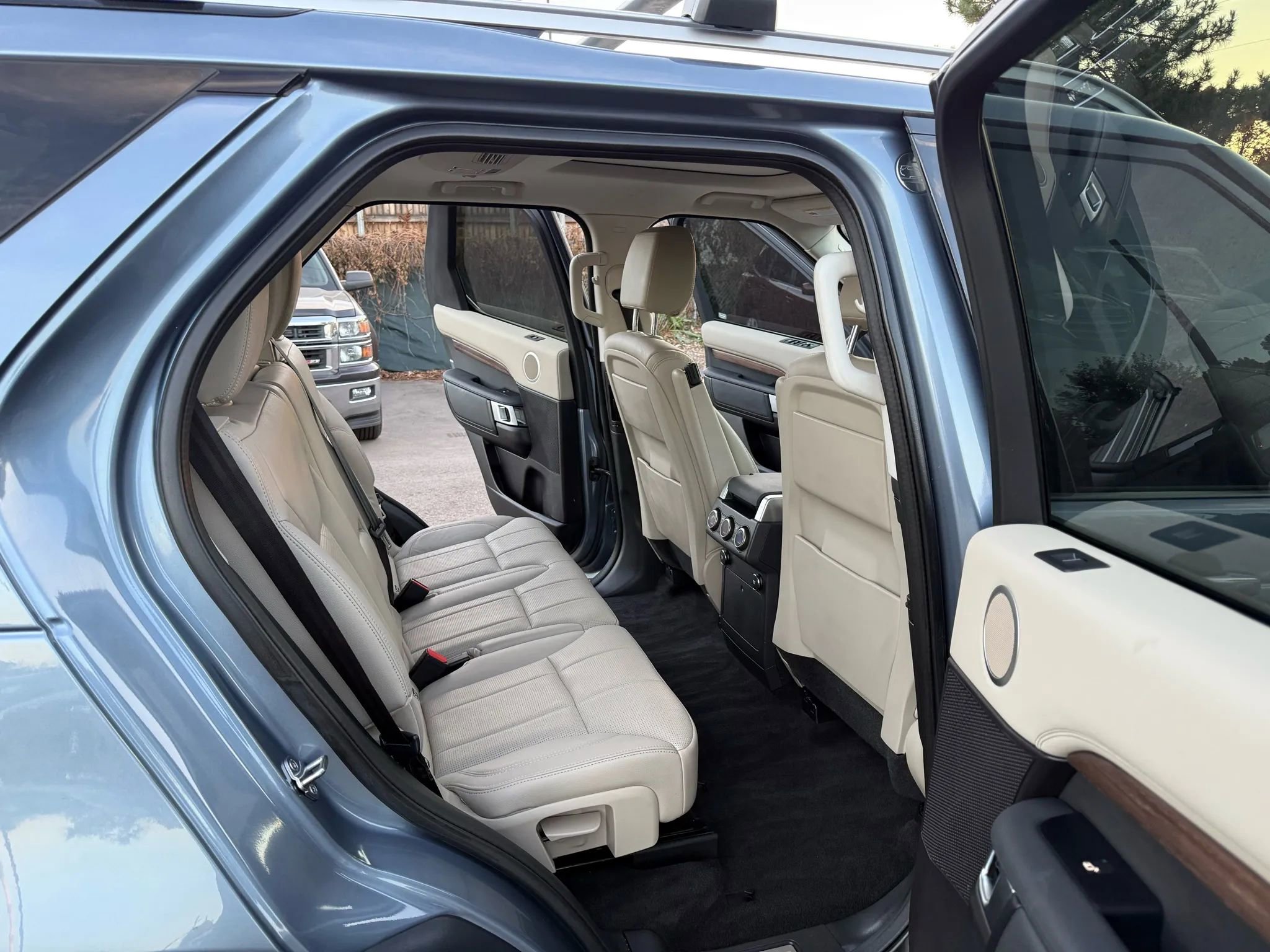Used 2019 Land Rover Discovery HSE image 24