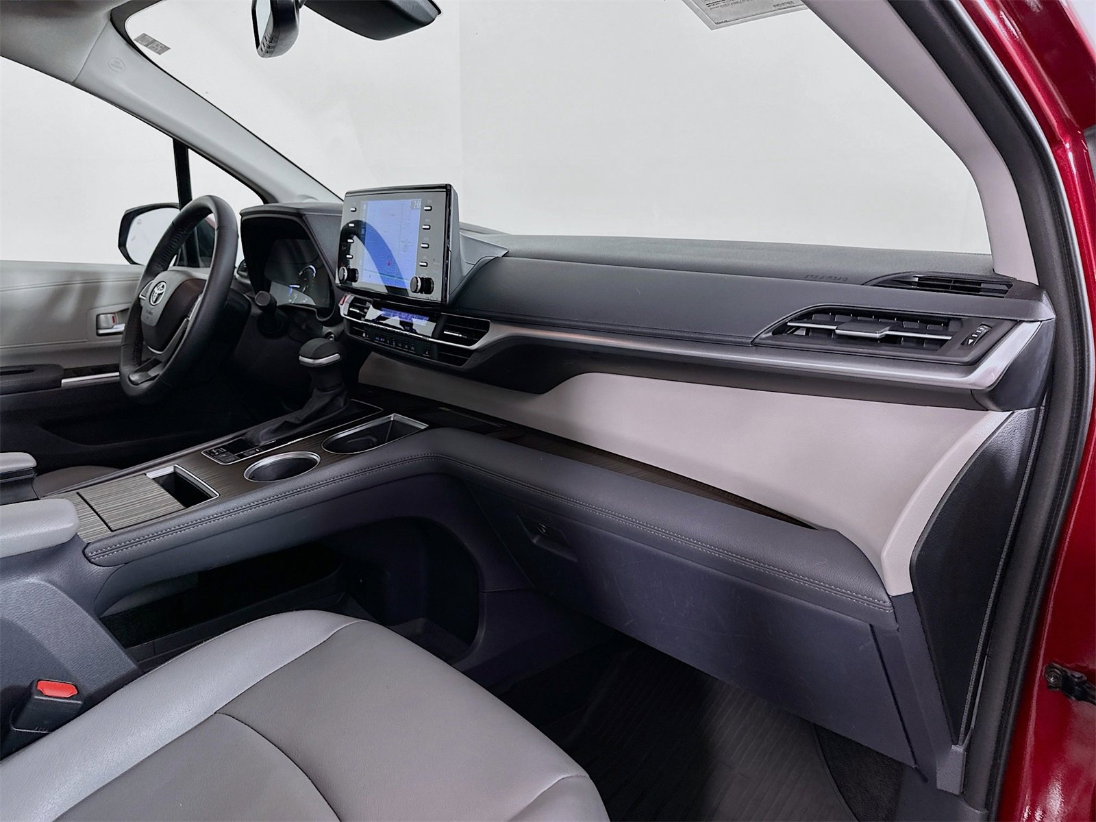 Certified 2023 Toyota Sienna XLE image 33