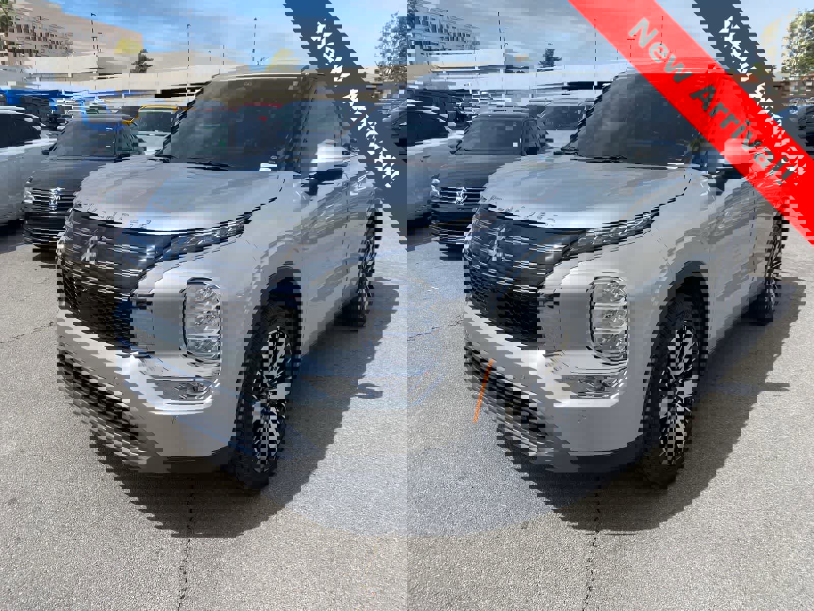 Used 2025 Mitsubishi Outlander SE image 1