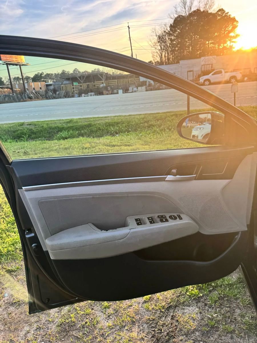 Used 2020 Hyundai Elantra SEL image 11