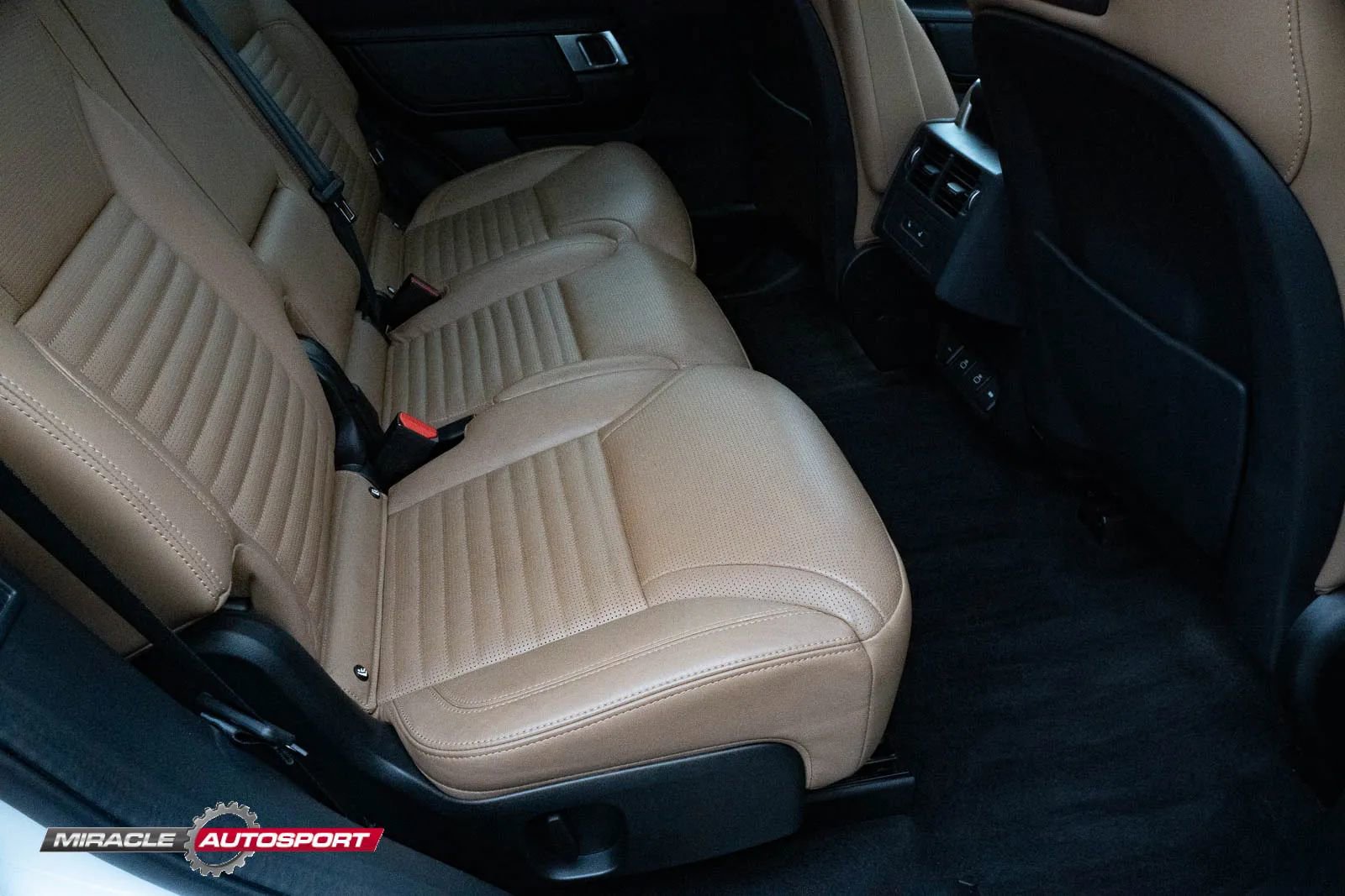 Used 2022 Land Rover Discovery S image 39