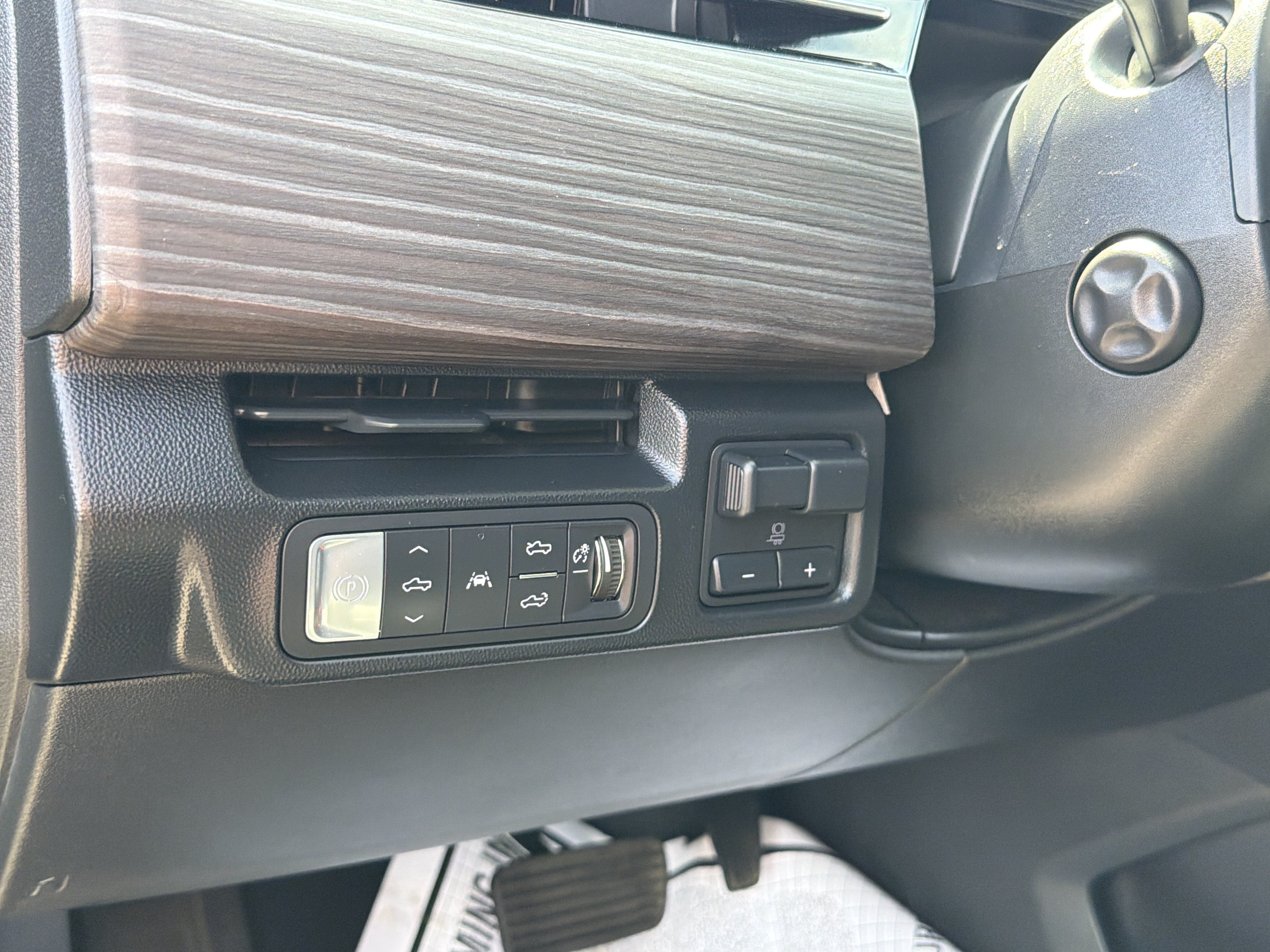 Used 2025 GMC Sierra EV Denali AWD/4WD image 16