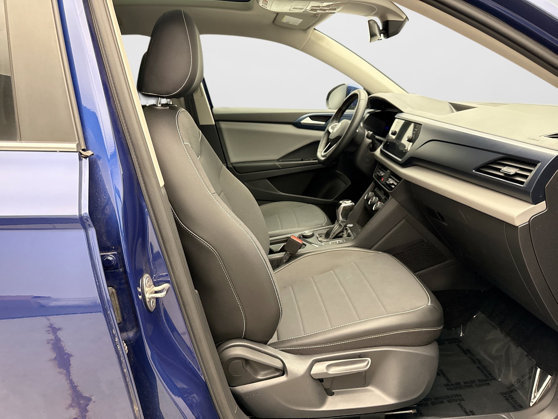 Used 2023 Volkswagen Taos SE w/ Panoramic Sunroof Package AWD/4WD image 17