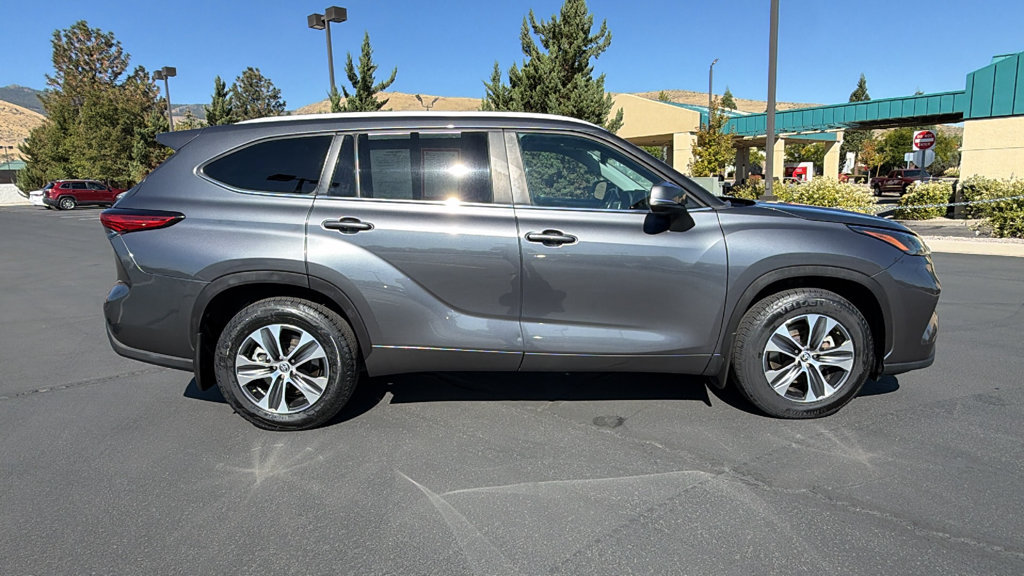 Certified 2023 Toyota Highlander XLE AWD/4WD image 2