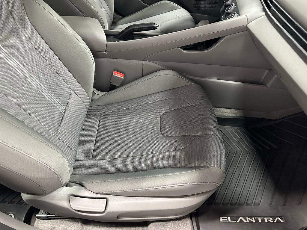 Used 2025 Hyundai Elantra SE FWD image 55