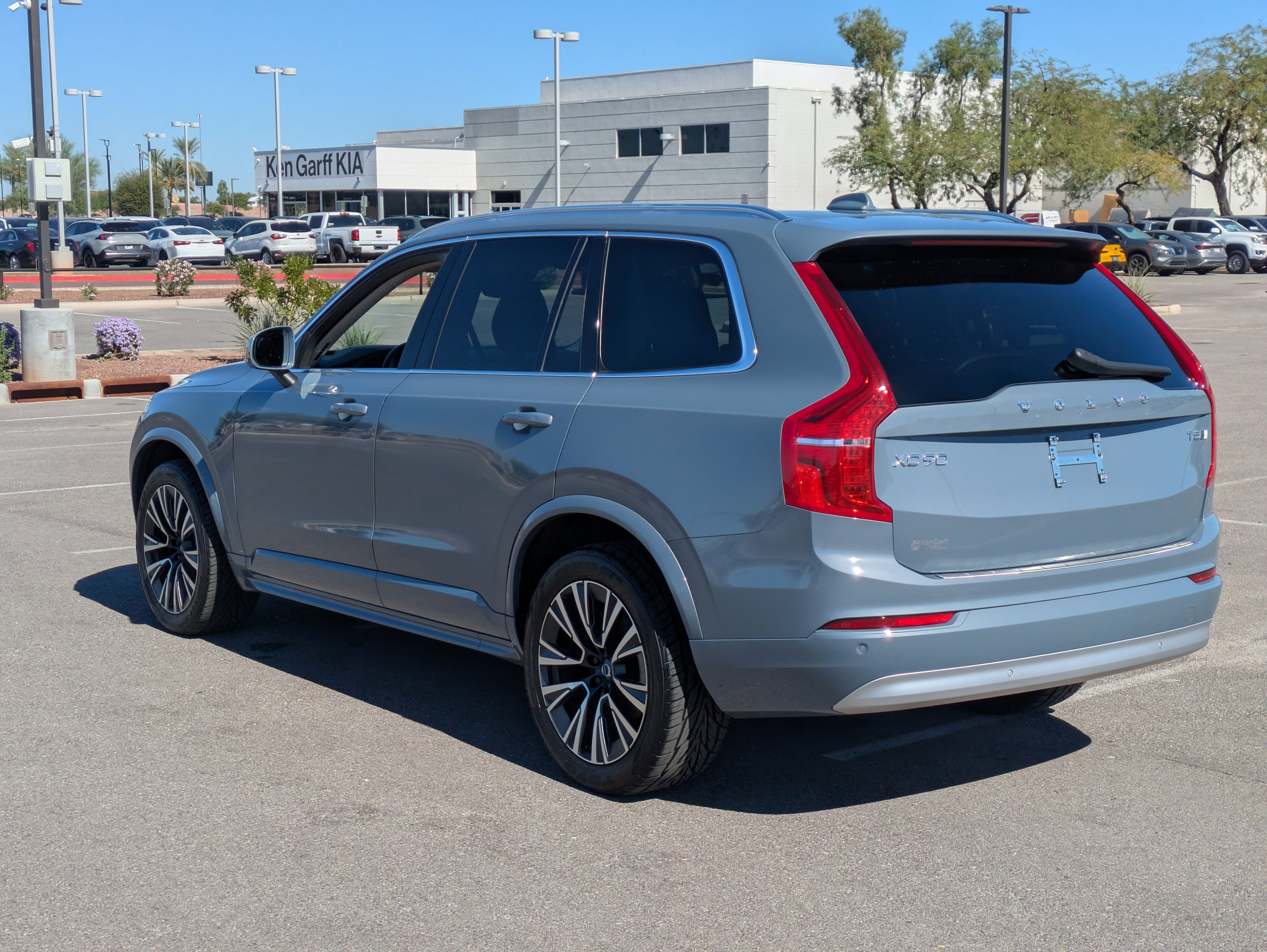 Used 2022 Volvo XC90 T5 Momentum w/ Advanced Package image 3