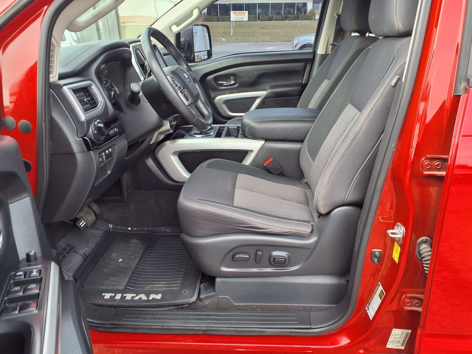 Used 2021 Nissan Titan SV w/ SV Convenience Package image 15