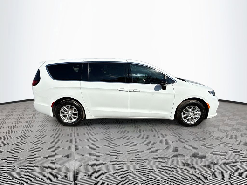 Used 2026 Chrysler Pacifica Select image 5